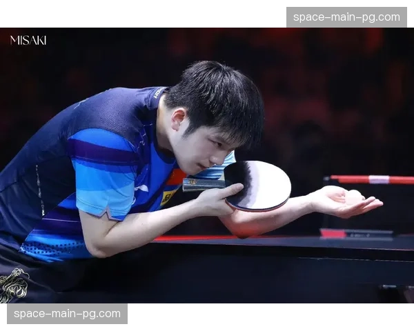 樊振东签名球拍成为德国热播剧《对门冤家》关键道具，德媒赋予-凯撒·樊-称号