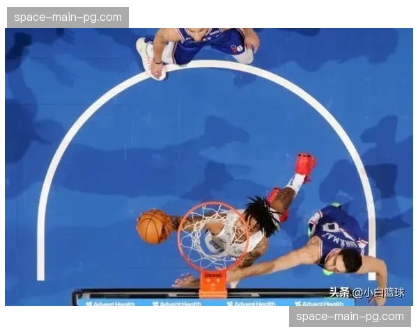 关键分发球失误，年轻二传掩面，队长上前安慰