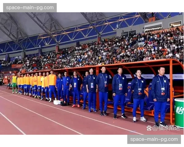 场边花絮：替补席与热身区设置高清摄像位，直播中可随时切入观察球员状态